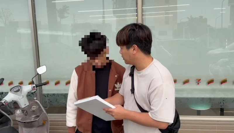 有被害人稱在臉書廣告見「普發一萬元補助」,填寫個人資料後金融卡被騙走;經專案小組蒐證,12日拘提陳姓男子(左)到案。嘉義地檢署提供