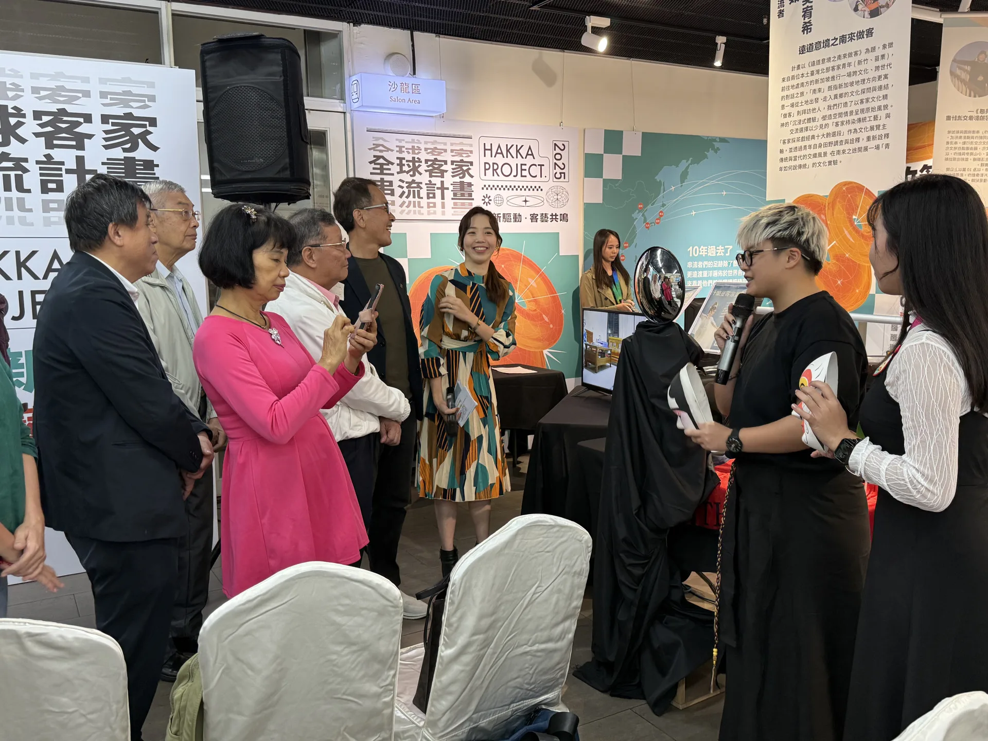 本年度串流成果發表會暨成果展現場由串流者-吳宥希、彭羽如向與會貴賓介紹串流成果。臺北市政府客家事務委員會提供