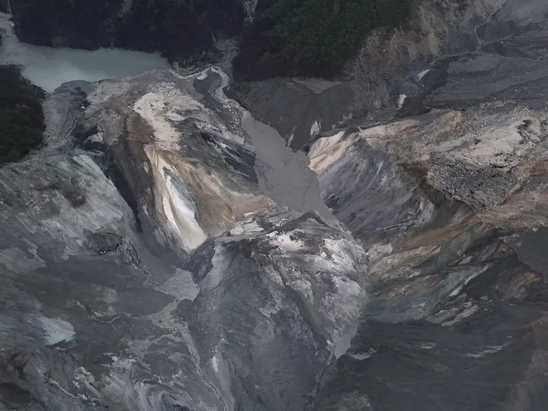 林業及自然保育署花蓮分署13日空拍,馬太鞍溪堰塞湖溢流口處前300公尺有新的堰塞湖,目前仍在估算蓄水量及溢流時間。林業及自然保育署花蓮分署提供