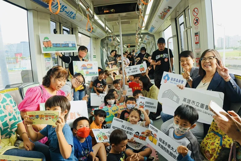 「輕軌列車的故事時刻」特別企劃大合照。客家委員會提供