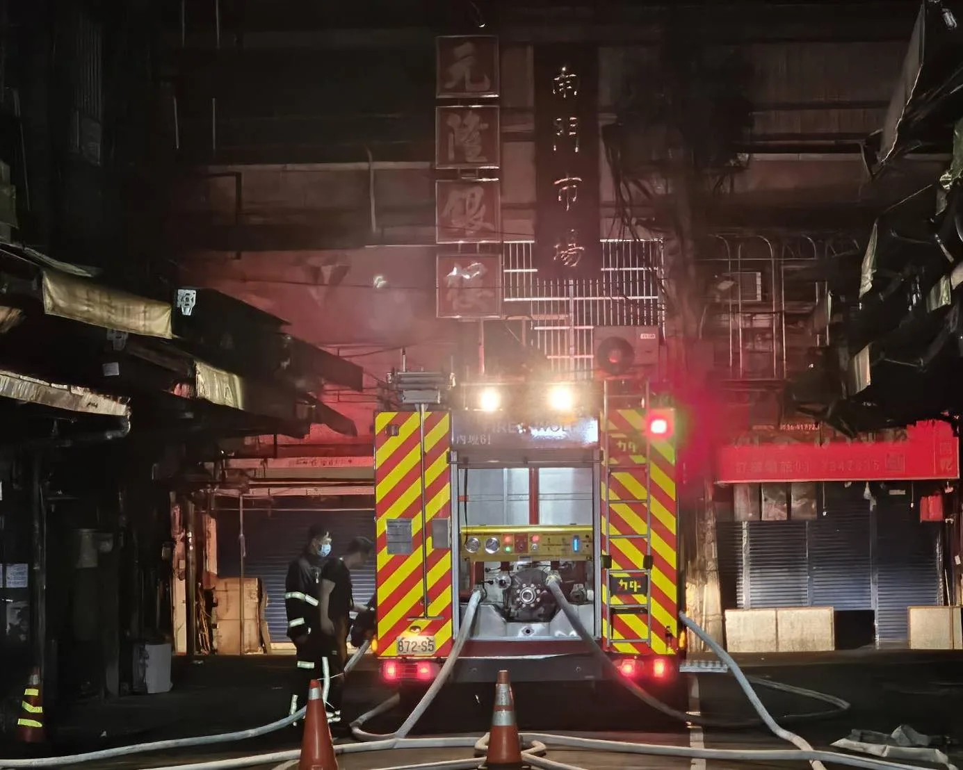 南門市場周邊私人店家於 5日晚間發生火災,波及到本市南門公有市場部分,造成嚴重損失。桃園市政府經濟發展局提供