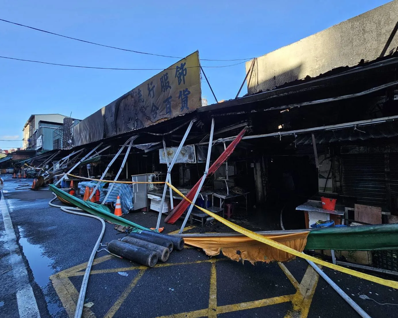 南門市場5日晚間發生火警,造成市場內攤販嚴重損失,火場初步研判,起火原因恐為電線問題,市場約有3分之2區域受損。桃園市政府經濟發展局提供