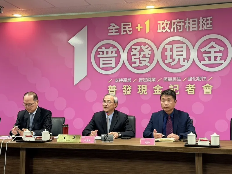 財政部14日舉行普發現金ATM領現宣導記者會,圖為金管會主秘林志吉(左)、財政部次長阮清華(中)、數發部數位政府司副司長楊耿瑜(右)。中央