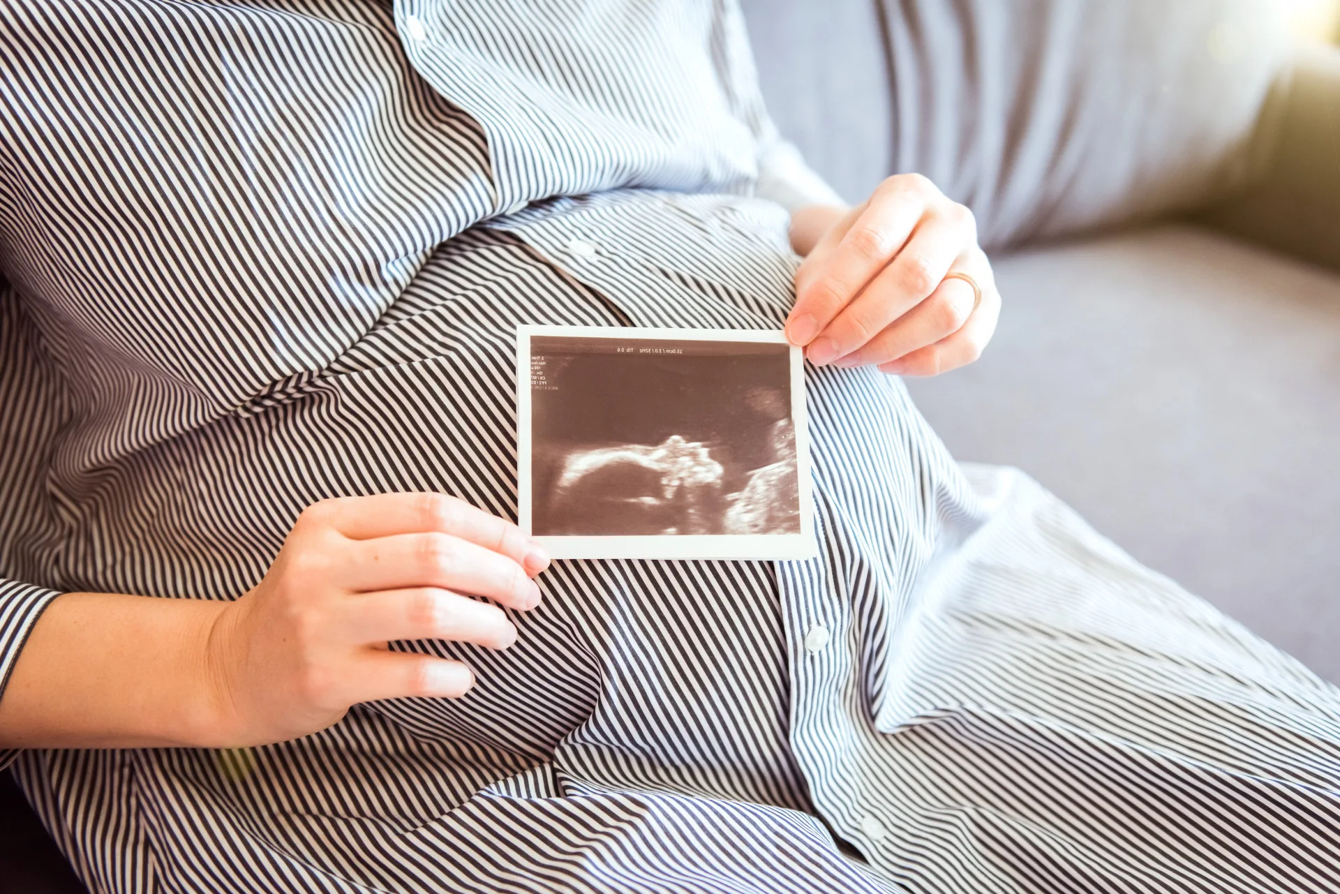 衛福部國健署長沈靜芬今（14）天表示，這次《人工生殖法》修法重點在於「女性自主權」，爭議事件她不多做評論，但孕母本身人權及自主也很重要。示意圖。資料圖源envato
