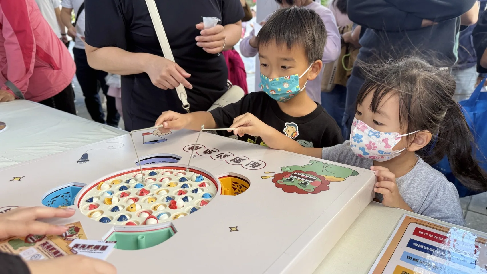 小朋友參加天光市集闖關遊戲。桃園市客家局提供