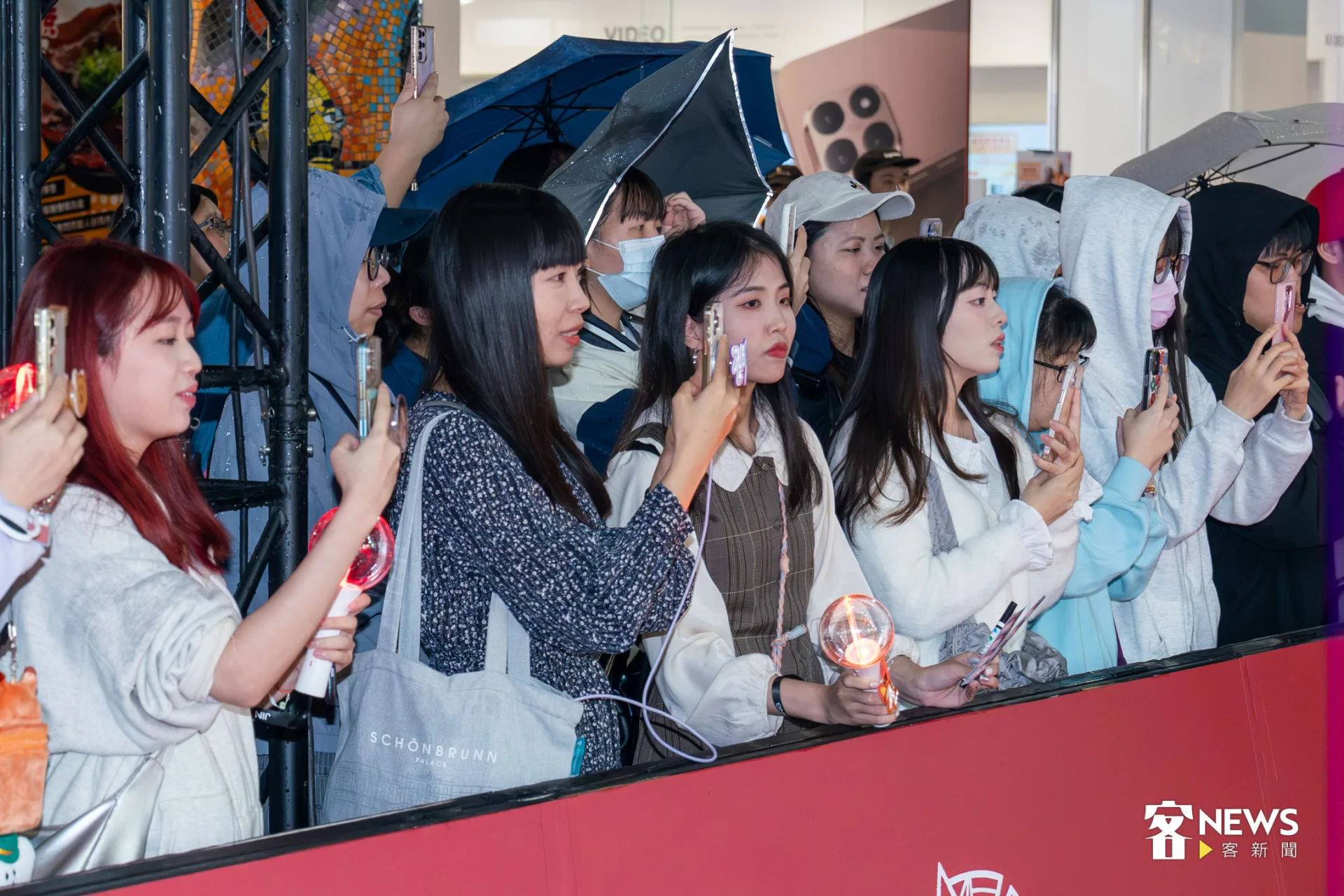 《那張照片的我們》劇組文字聯訪後，參與金馬星光紅毯，與現場粉絲、影迷相見歡。朱愷元攝