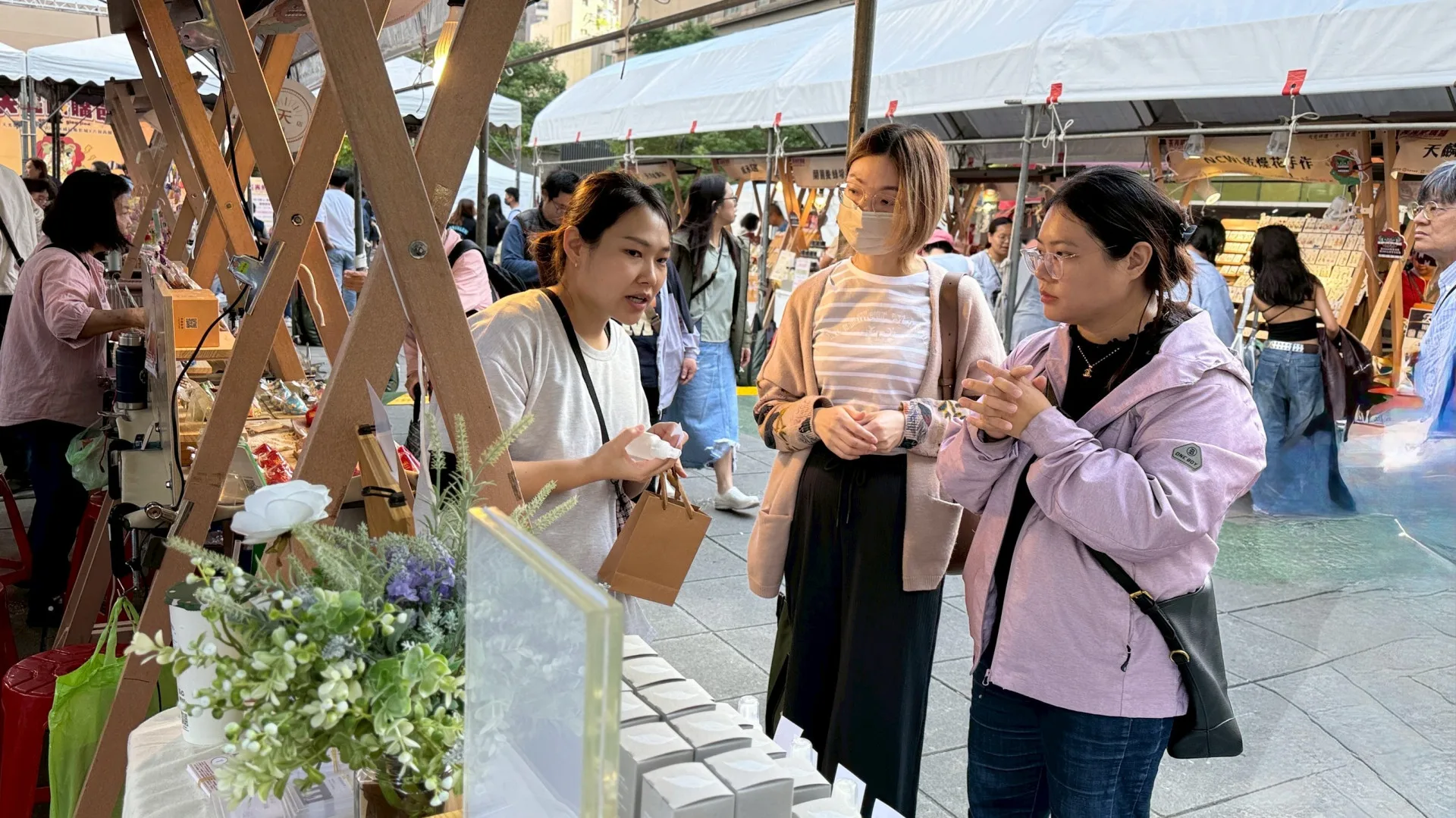 客家品牌熱心為民眾介紹商品。桃園市客家局提供