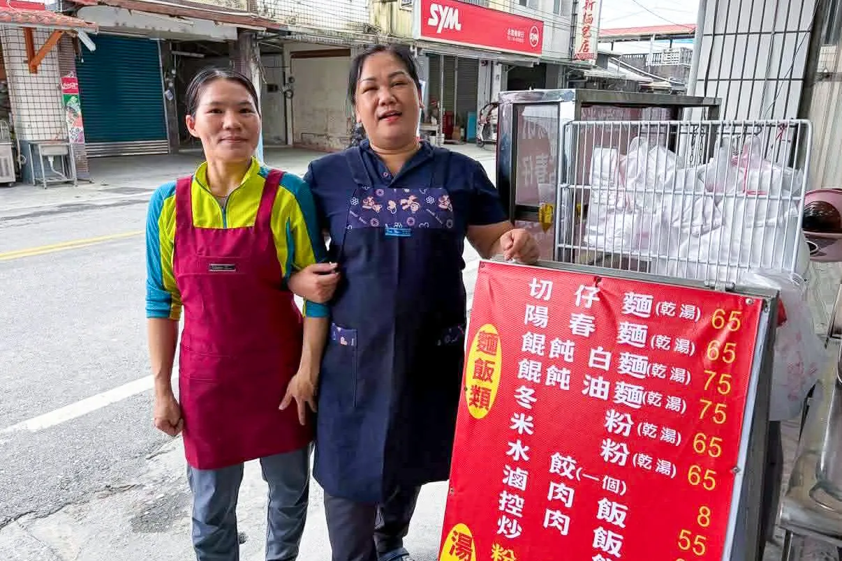 越南新住民姊妹鄧氏眉（左）與吳虹娥（右）經營的曉慧麵店重新開張。李美玲提供