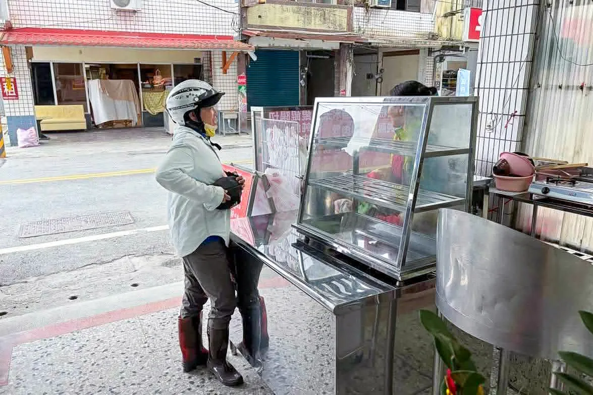 曉慧麵店重新開張後，當地居民睽違50多天終於能品嘗到在地好味緒。李美玲提供