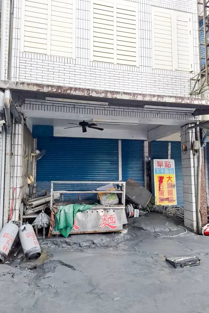 曉慧麵店受到馬太鞍溪堰塞湖災情影響，一樓店面被淹去大半。李美玲提供