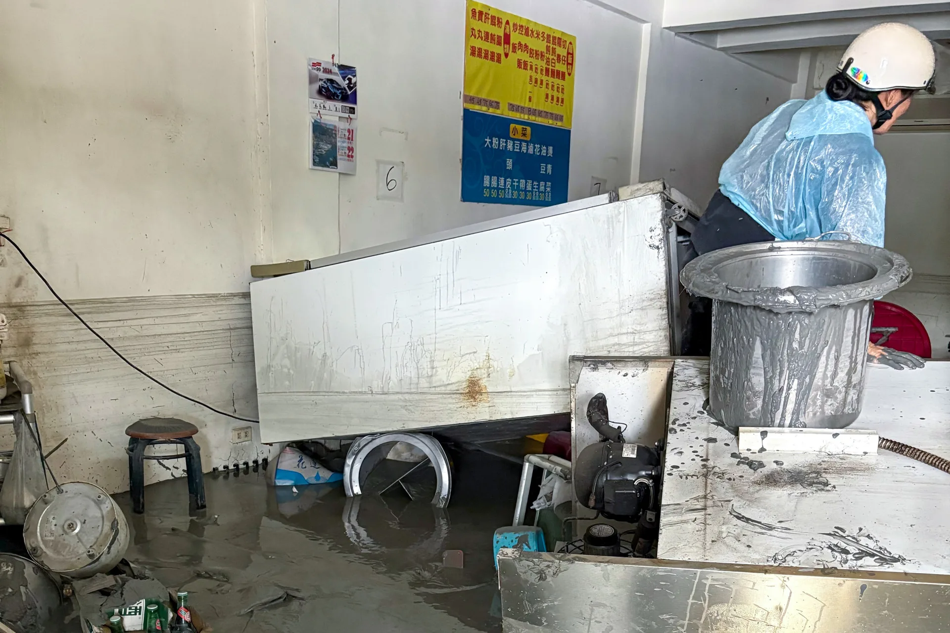 曉慧麵店受到馬太鞍溪堰塞湖災情影響，一樓店面被淹去大半。李美玲提供