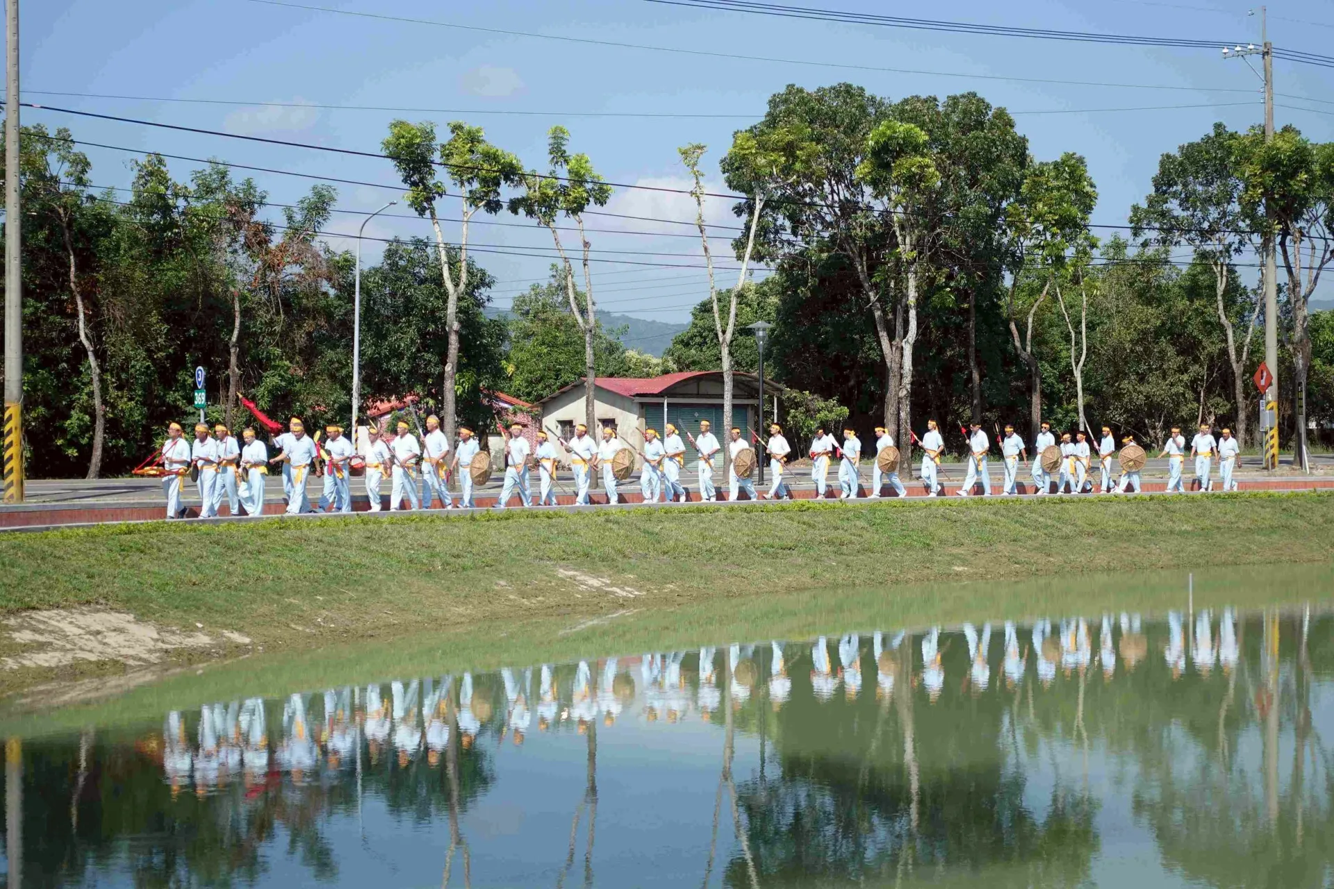 鹿田宋江陣隊伍喜迎半月池改造後新風景。客委會提供