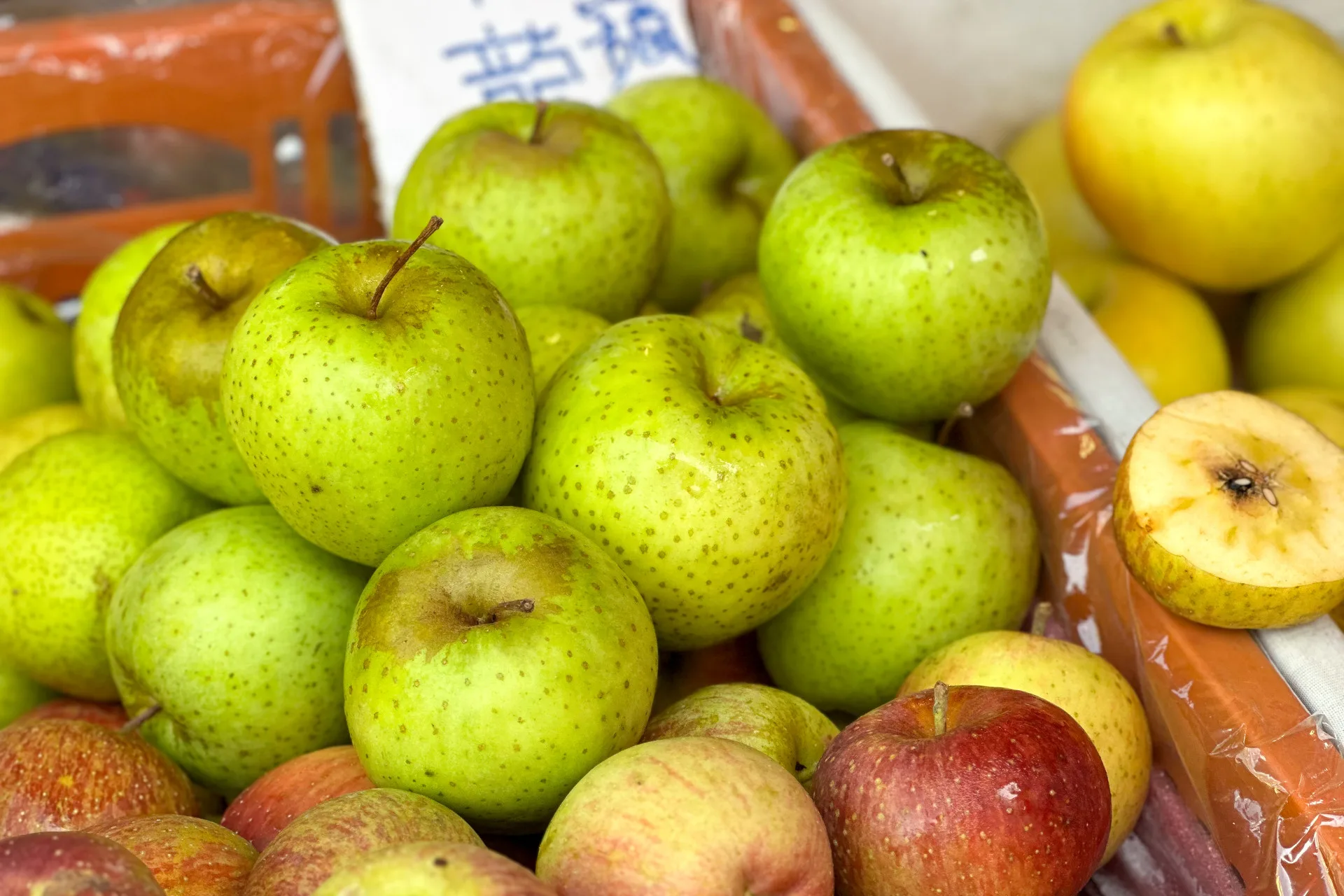 季節到了，菜市場裡的金龍。蕭秀琴攝