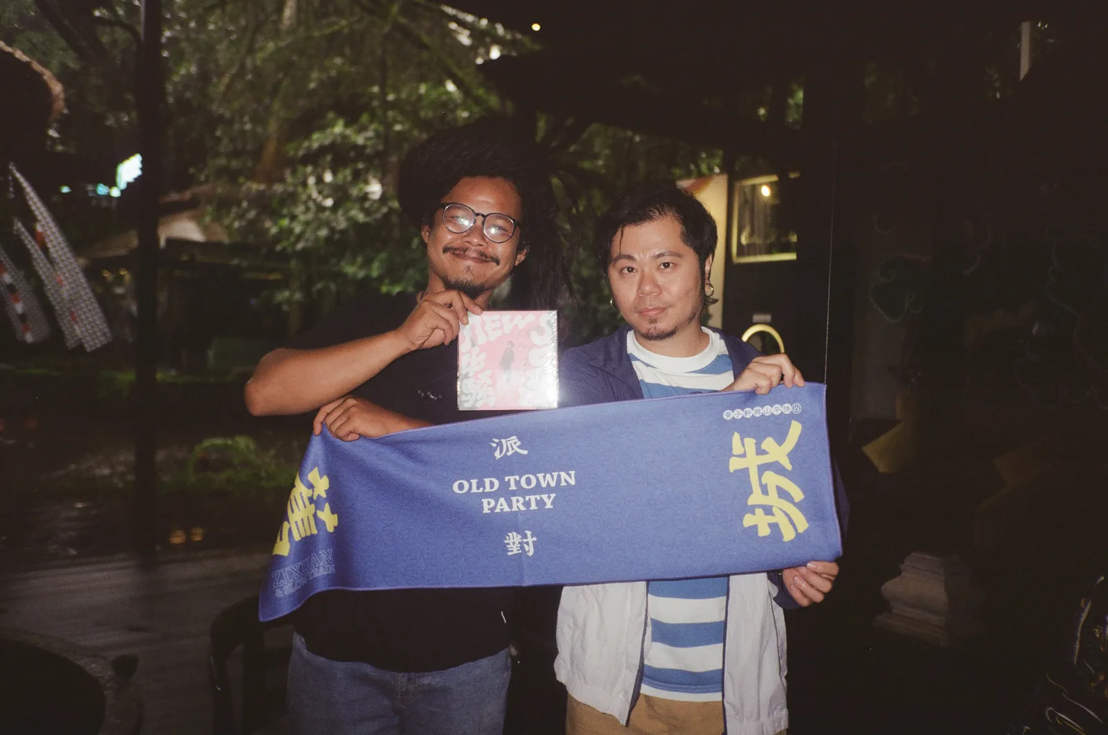 黃子軒（右）與印尼音樂家 Rizal Hadi（左）合作推出全新EP《BALI》。內山小文化提供