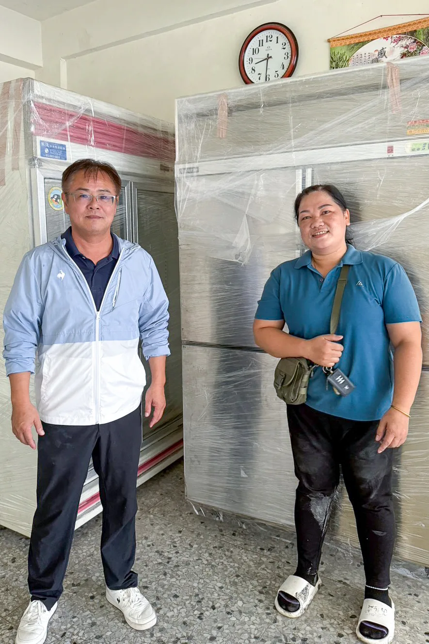 客家委員會委員鄭香浩募集兩台冰箱，親自送至光復鄉曉慧麵店。李美玲提供