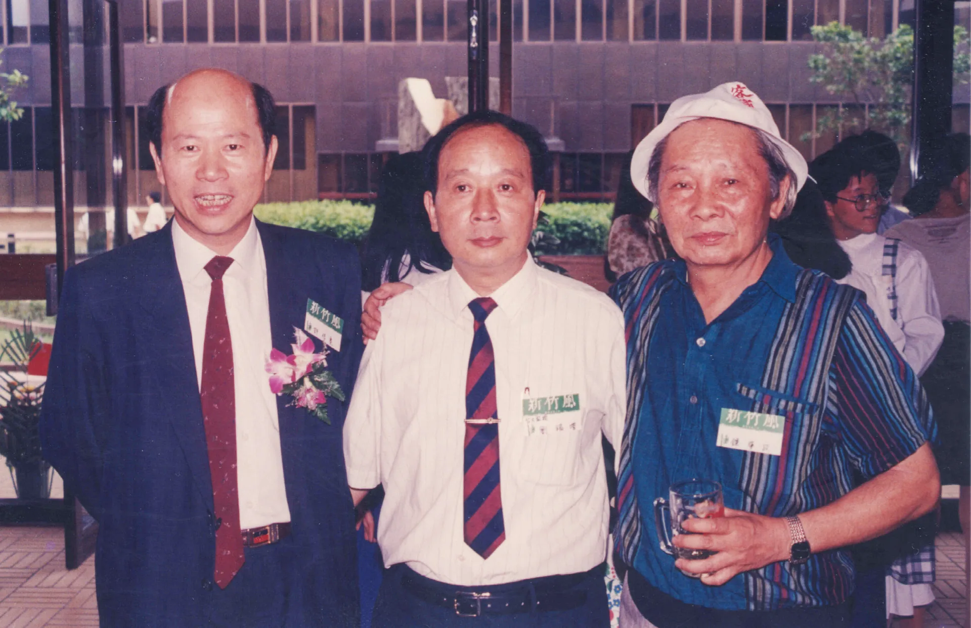 1991年老友陳天鵬社長與友人一同創辦了新竹風雜誌，創刊茶會時許信良（左）、劉福增（中）與鍾肇政（右）都出席，他們合影於新竹科學園區管理局。許信良在2025年11月19日舉辦新書《天命：台灣民主運動者許信良的一生見證》發表會，該活動正值中壢事件48週年，許信良仍然為台灣的民主奮鬥中。1991年，新竹市，楊國鑫攝