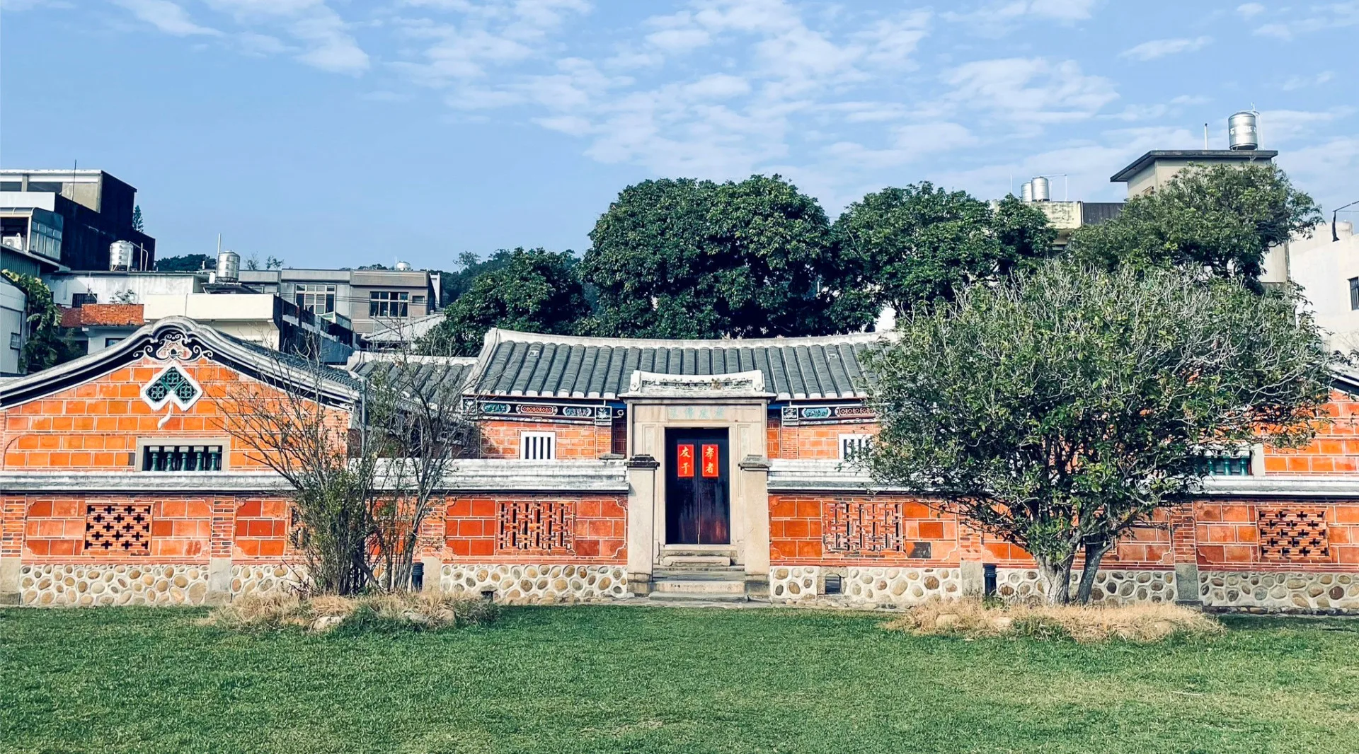 潘屋建於約 1815 年，是典型「一正兩護龍」的客家大屋。地方一直流傳潘屋位處風水上的「螃蟹穴」。陳權欣攝