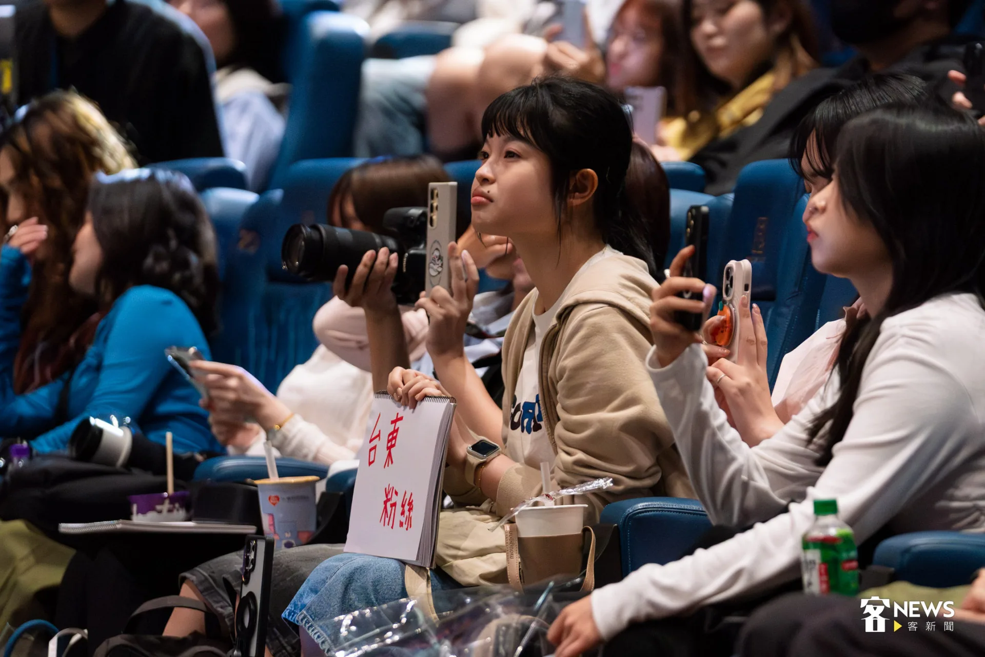 現場眾多粉絲到場觀影，還有從台東來的粉絲到場支持。朱愷元攝