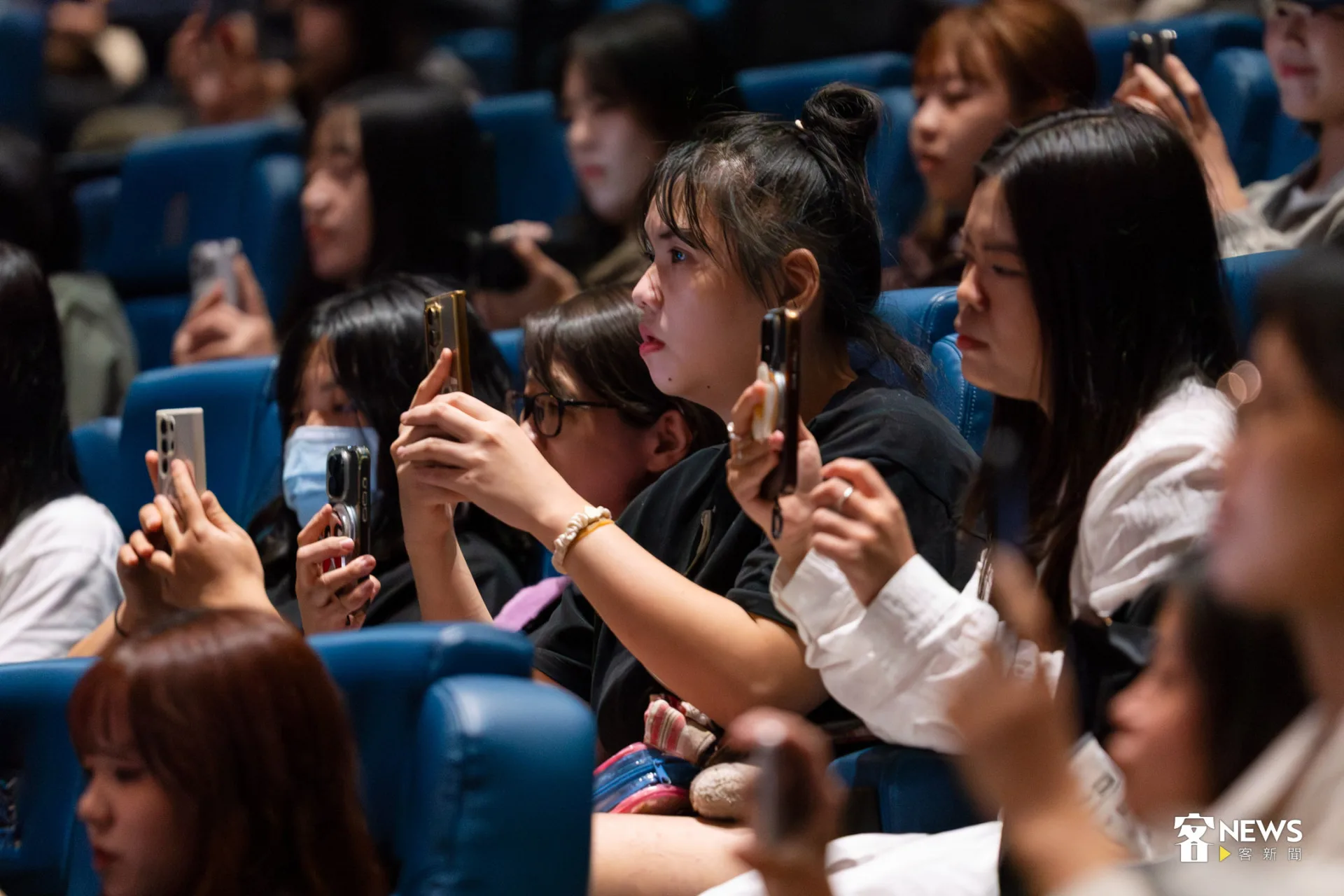 粉絲紛紛拿起手機錄影，捕捉主角們的星光色彩。朱愷元攝