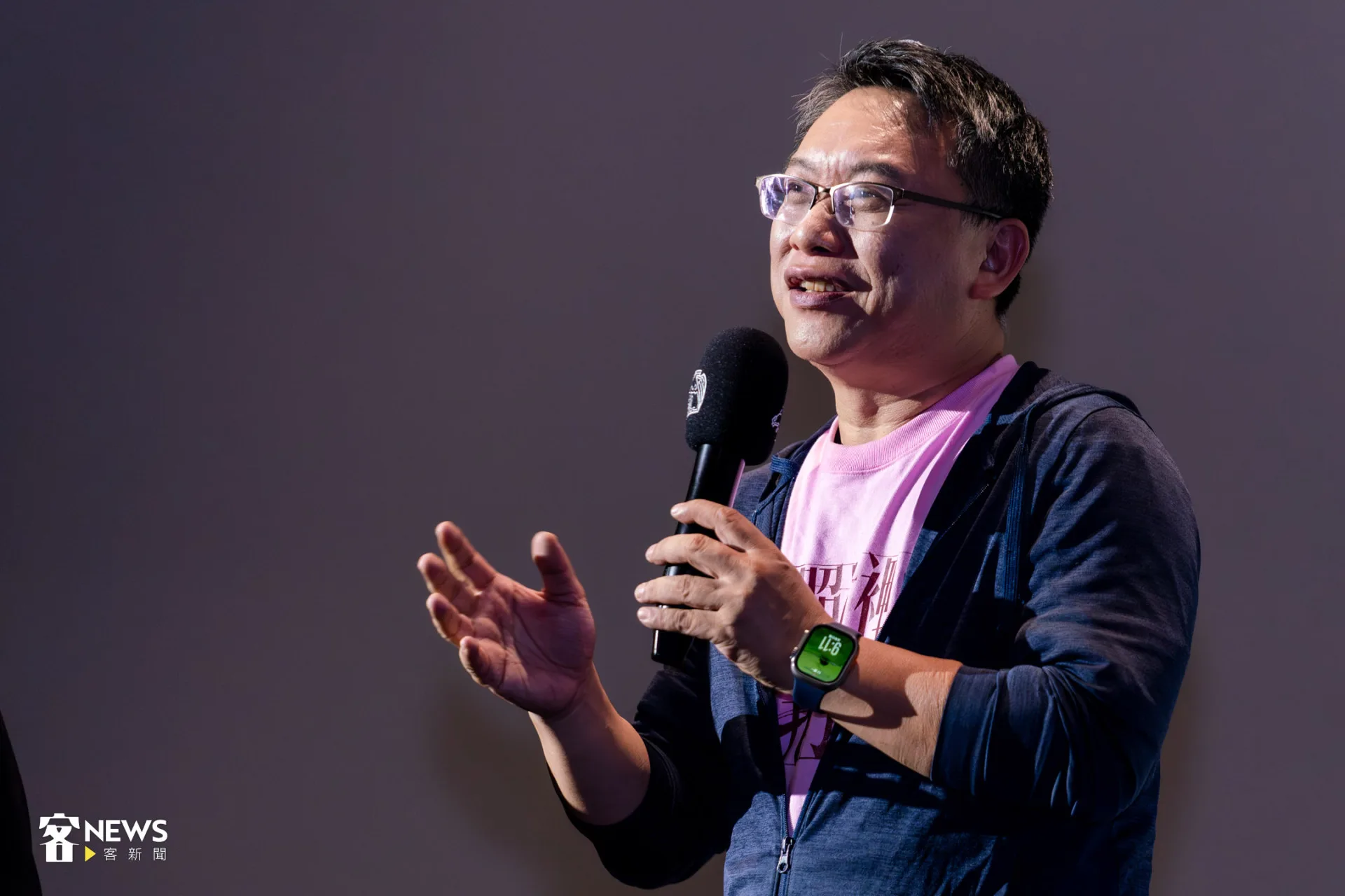 湯昇榮為了呈現作品的時代性，特地取得台視授權當年的珍貴新聞片段，而該新聞是由該台當家主播盛竹如，也有致電本人，本人欣然同意。朱愷元攝