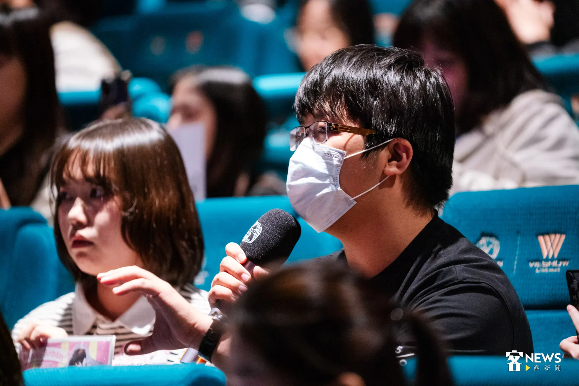 現場觀眾詢問到電影中語言的切換與使用是如何安排。朱愷元攝