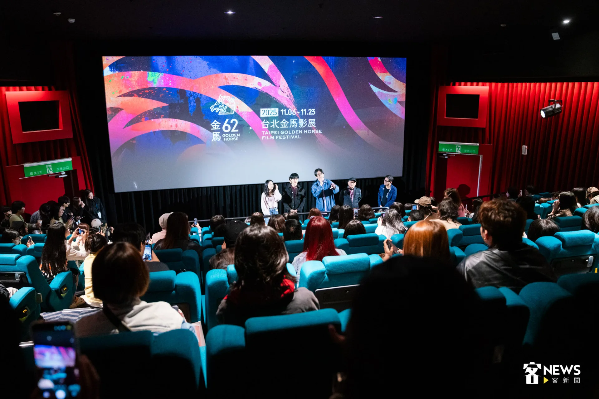 今天男主角振永與女主角李沐、導演湯昇榮與鄭乃方,劇組身穿粉色宣傳T恤,出席金馬影展第二場映後會。朱愷元攝