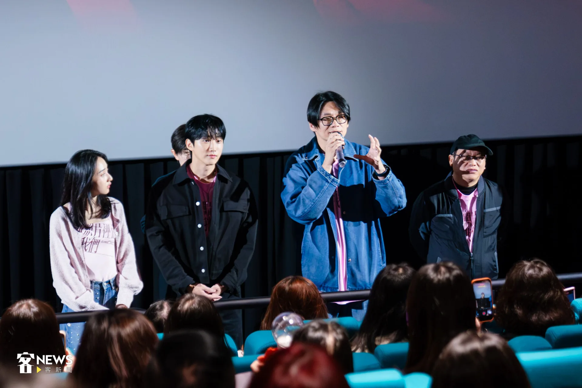 導演鄭乃方(右二)表示,希望透過這部作品,帶領觀眾回到台灣歷史重要的轉捩點。朱愷元攝