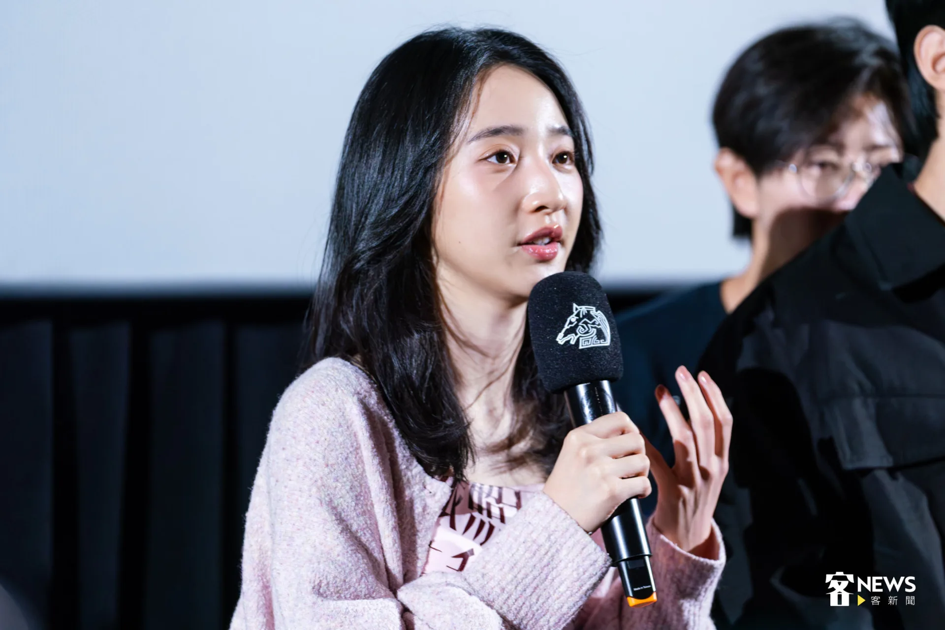 李沐則談到,片中賢英也說出韓文台詞,「象徵著角色彼此想理解對方、努力靠近的心意,我覺得非常美妙。」朱愷元攝