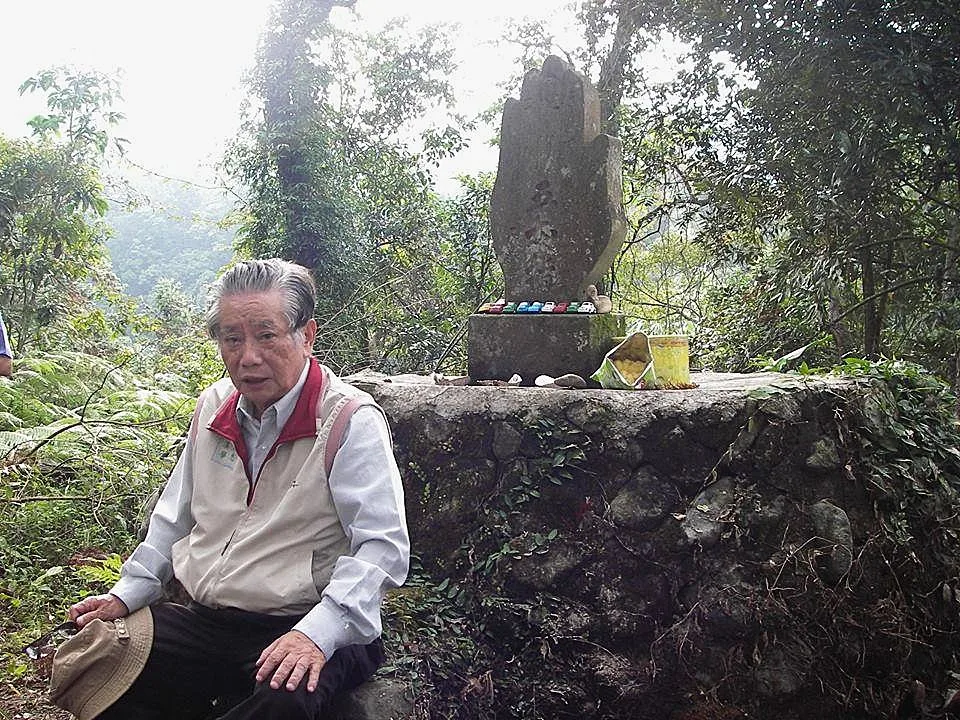 替客家文史大老林柏燕，在北埔五指山區五指碑前拍張傳神照片。陳權欣攝