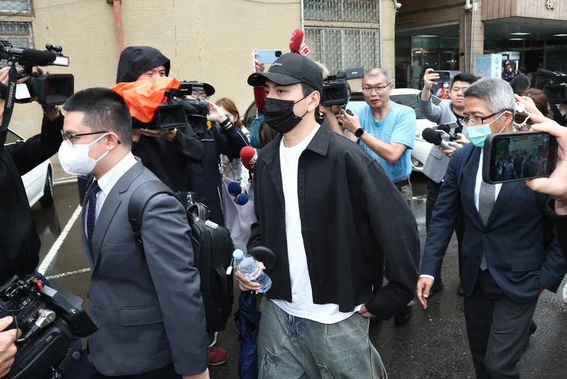 王大陸出庭稱無知犯錯　鞠躬認罪盼從輕量刑