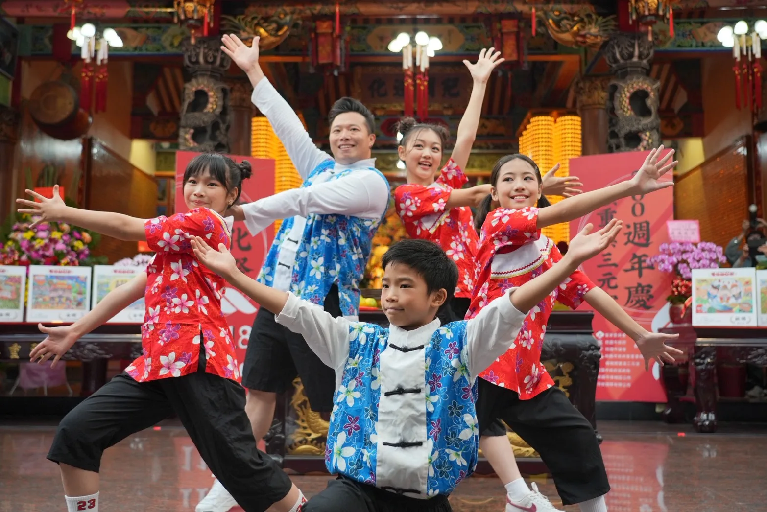 由桃園在地青年舞團 「鐵四帝文化藝術創意團隊」帶來精彩開場演出,為2025桃園三界爺文化祭揭開熱鬧序幕。桃園市客家局提供