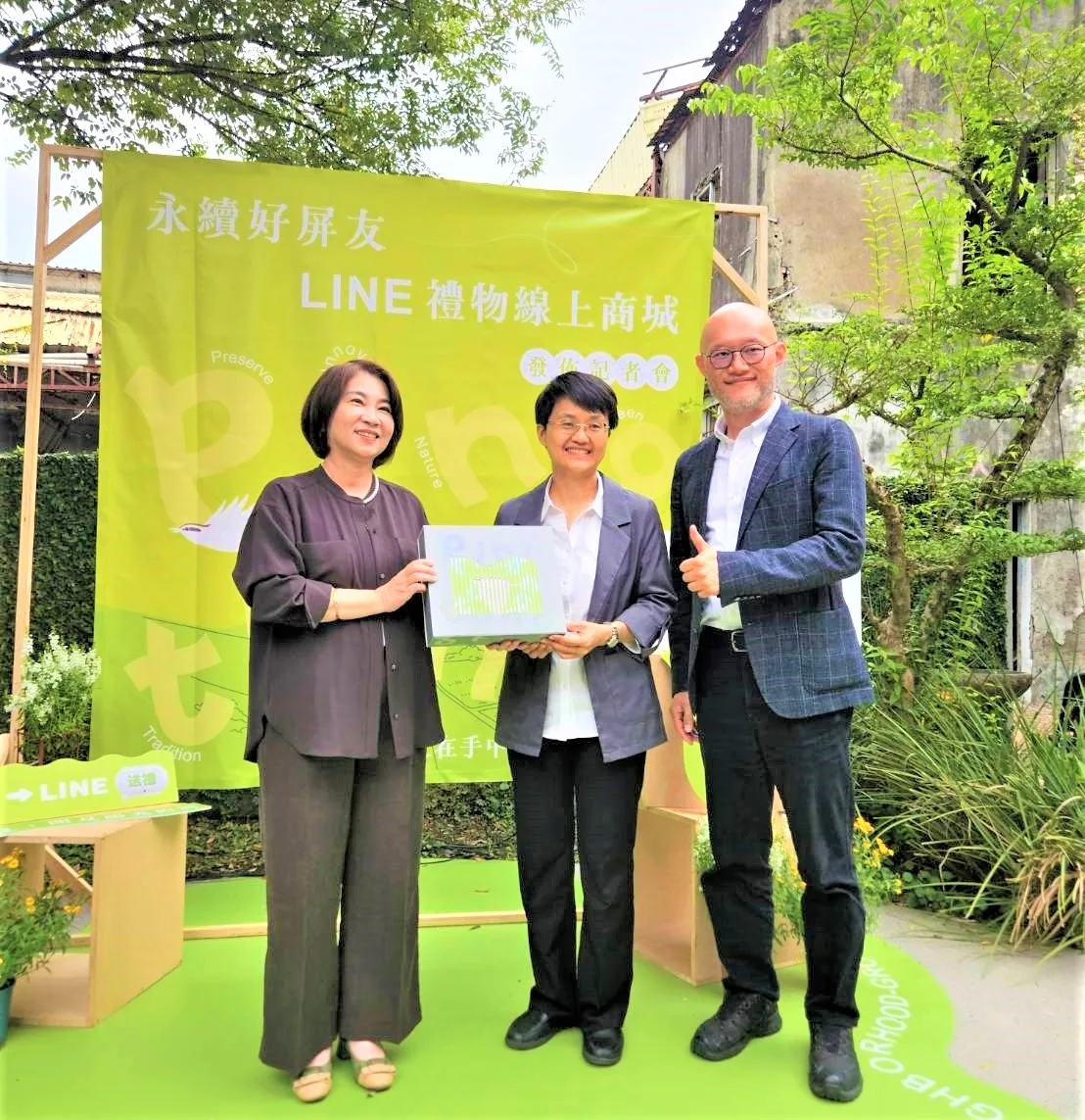 客委會主委古秀妃（中）與屏東縣長周春米（左）、LINE台灣執行長陳立人（右）。客委會提供