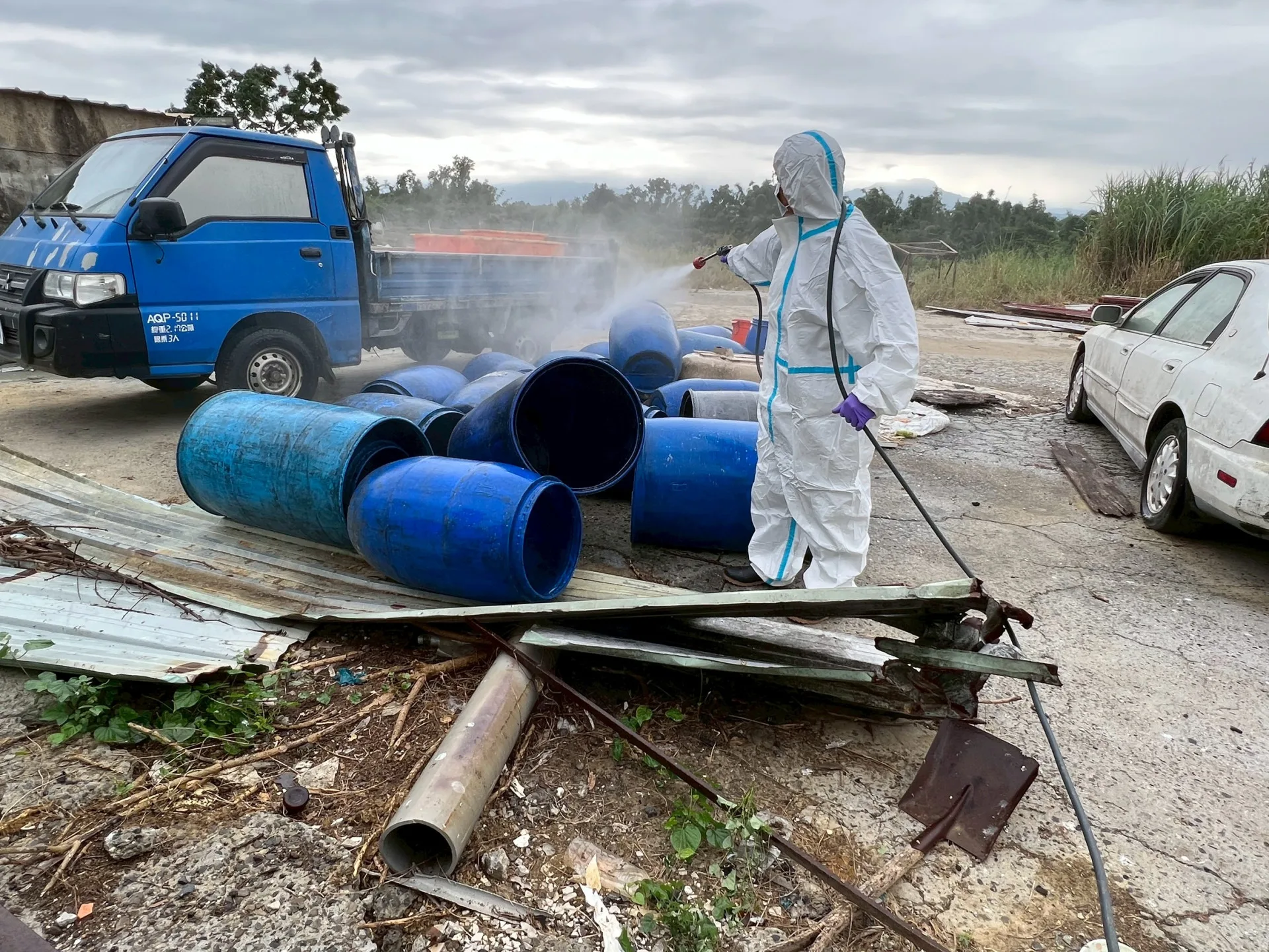 稽查人員針對該場廚餘空桶進行消毒。台南市政府提供