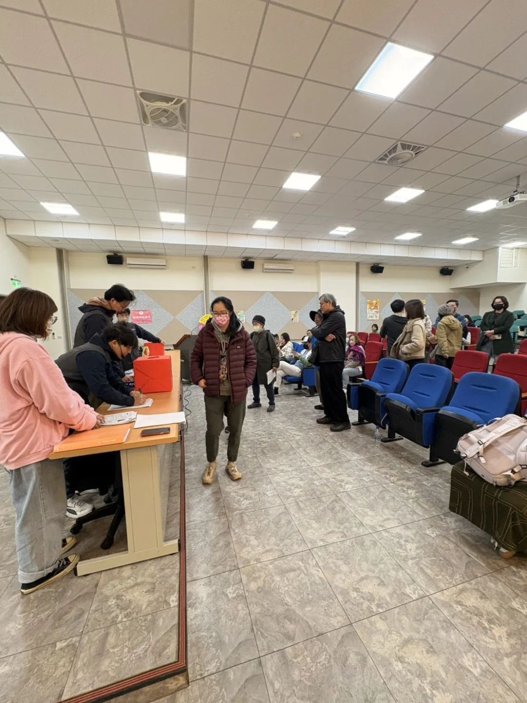 動防所提醒民眾「認養代替購買」，讓更多毛孩找到溫暖家庭。苗縣府提供