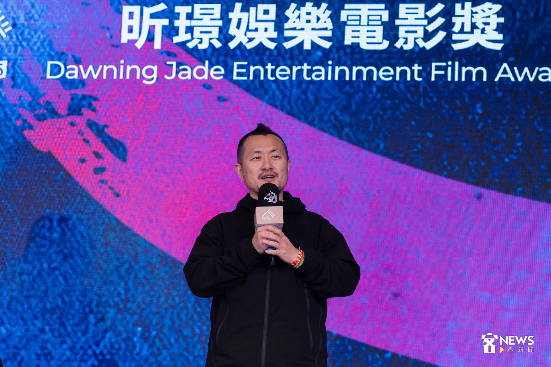 九把刀上台笑喊：「第一次改編別人的作品，很希望作者能夠祝福，也感謝媽祖保佑。」。朱愷元攝