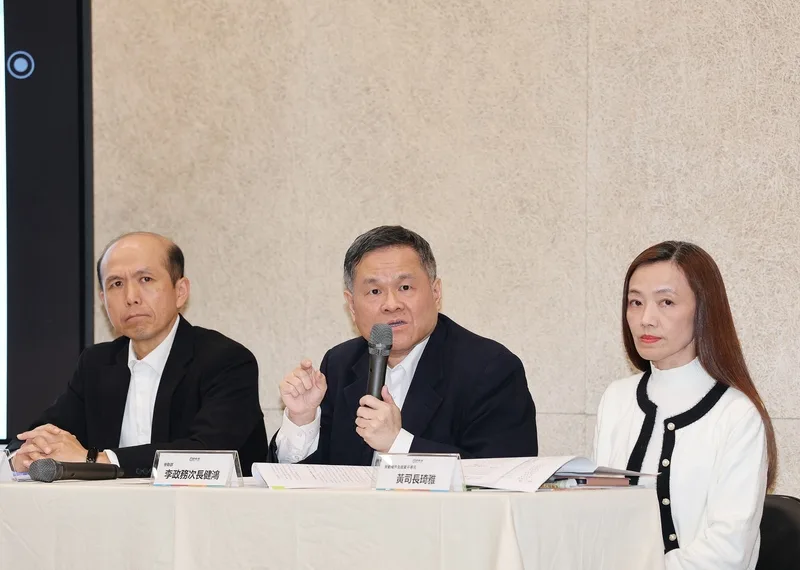 勞動部20日下午舉行「長榮航空組員病故事件訪談與調查結果與強化病假權保障新措施」結果說明會，指出長榮航空涉違反勞動基準法。圖左至右為職業安全衛生署署長林毓堂、勞動部次長李健鴻、勞動條件及就業平等司司長黃琦雅出席說明。中央社