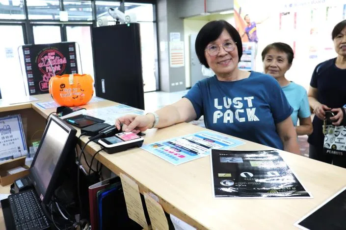 新竹縣敬老卡今天開始可用於租借運動中心球場等。竹縣府提供