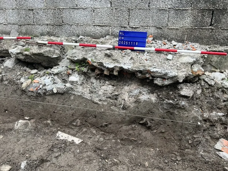 花蓮縣吉安鄉仁里五街一處住宅改建，疑挖到年代逾40年的人骨。文化局勘查，從地表發現史前陶片及60公分文化層，經套疊1904年的台灣國寶地圖，確認該處屬日治時期原住民「屘屘社」舊社。花蓮縣文化局提供