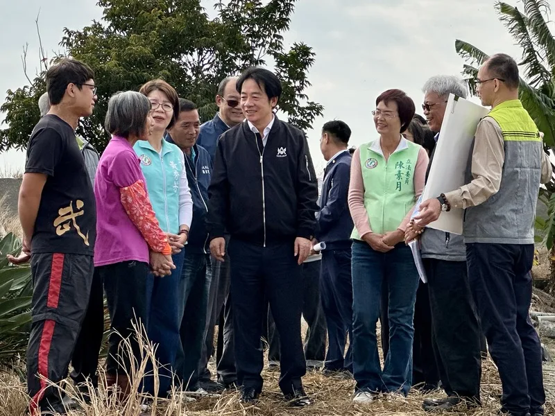 總統賴清德（前左4）21日上午在民主進步黨籍立法委員黃秀芳（前左3）及陳素月（前右3）等陪同下，到彰化縣溪州鄉關心公地放領政策執行情形。中央社