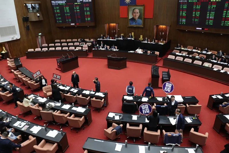 立法院會今天開會時，朝野黨團討論後達成共識。會議主席、立法院長韓國瑜表示，本案依照黨團共識逕付二讀。中央社