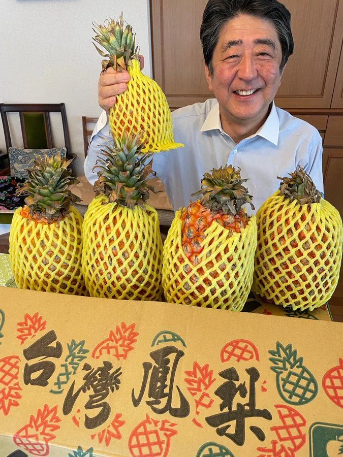 當時時任日本首相安倍晉三，在推特發出跟台灣鳳梨的合照，寫著好吃。翻攝自 安倍晉三推特