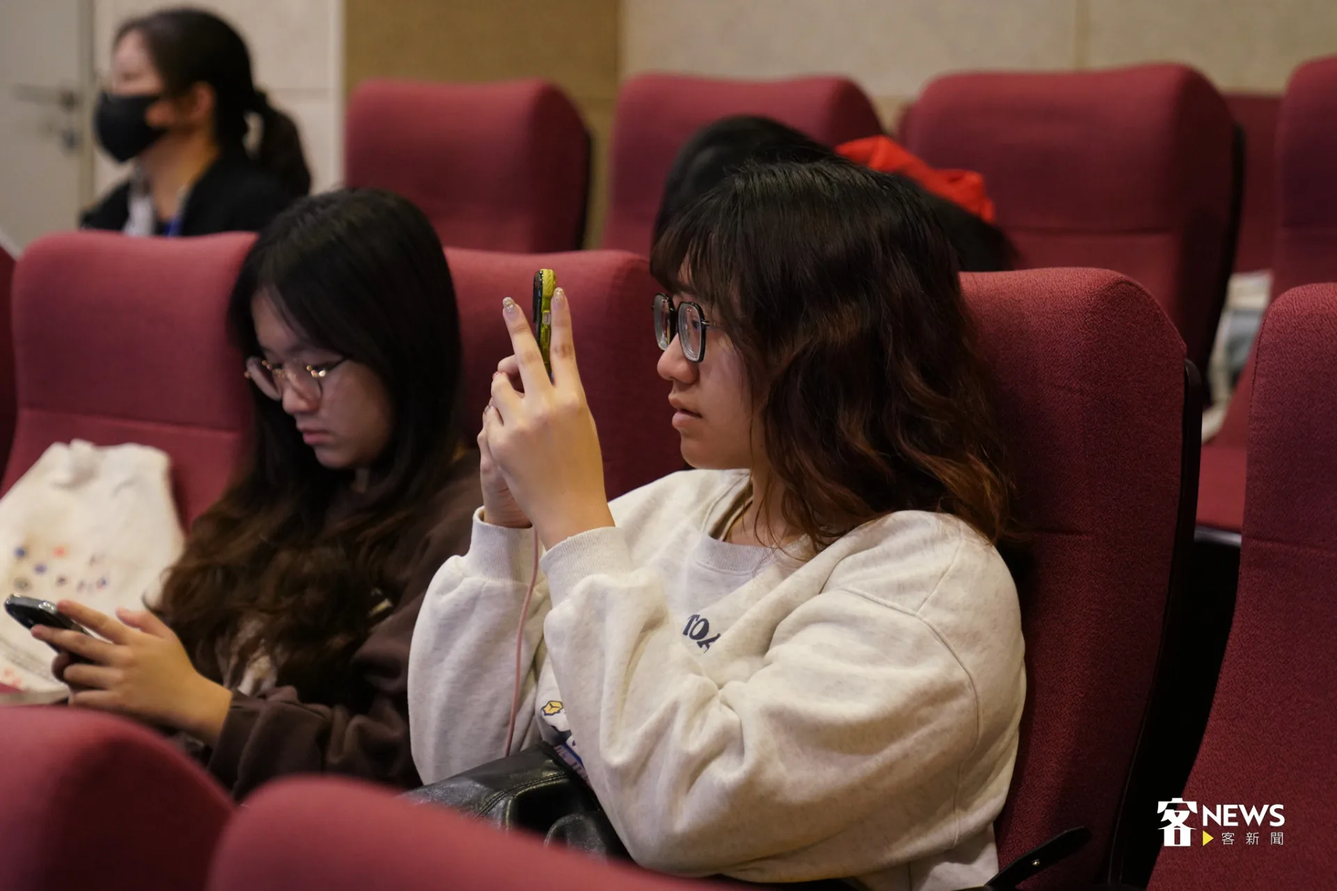 大學生參加全球客家研究聯盟國際學術研討會。蔡依璇攝