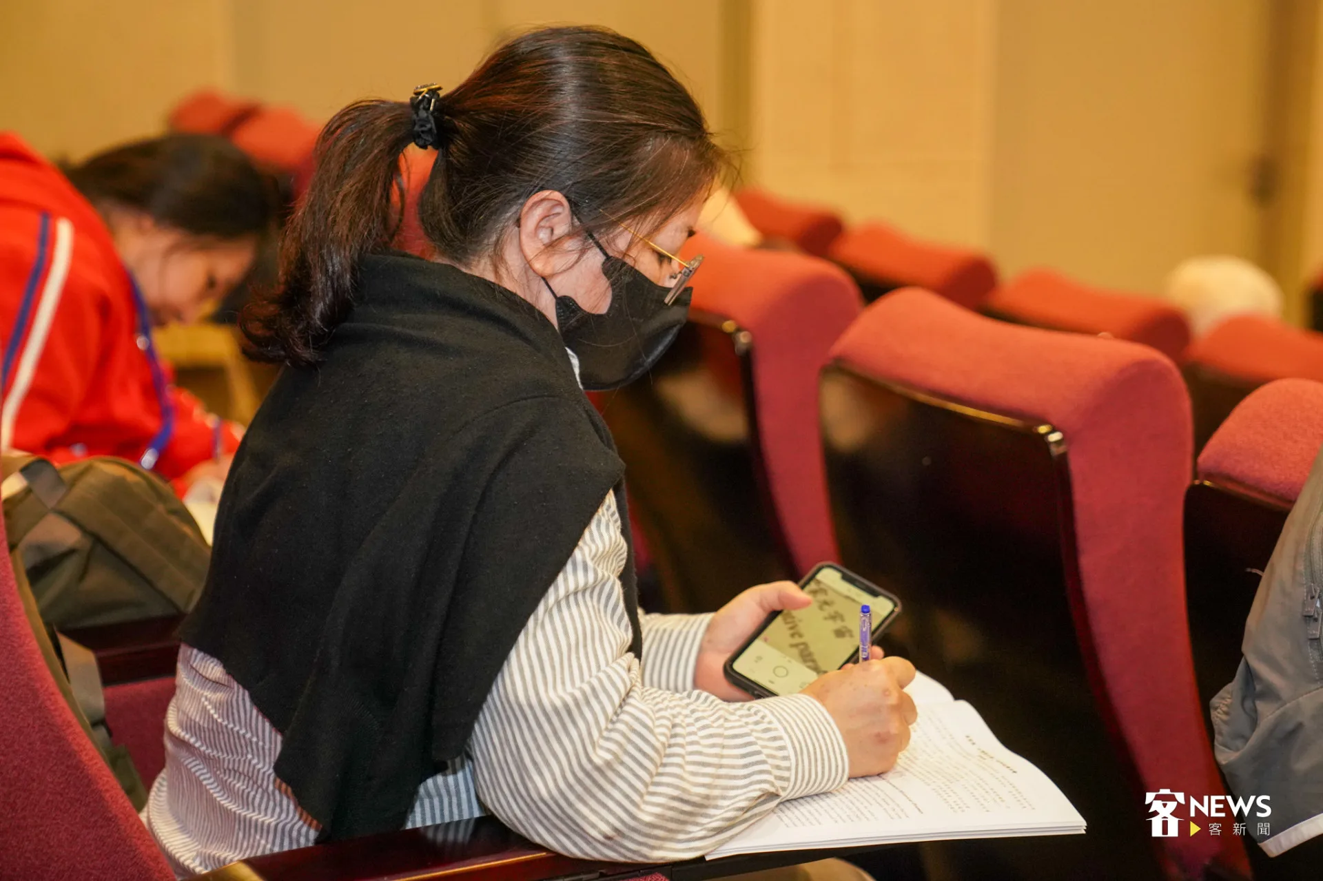 2025全球客家研究聯盟國際學術研討會在陽明交大舉行，現場參與者認真筆記。蔡依璇攝