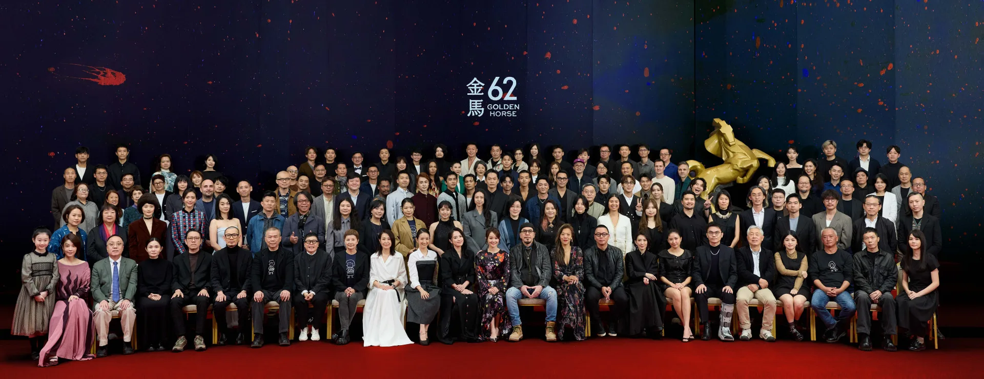 第62屆金馬獎頒獎典禮即將在今（22）天晚間七點登場，本次典禮不設主持人進行，是暨第57屆金馬獎後再次採取。第62屆金馬獎入圍者大合照。金馬執委會提供