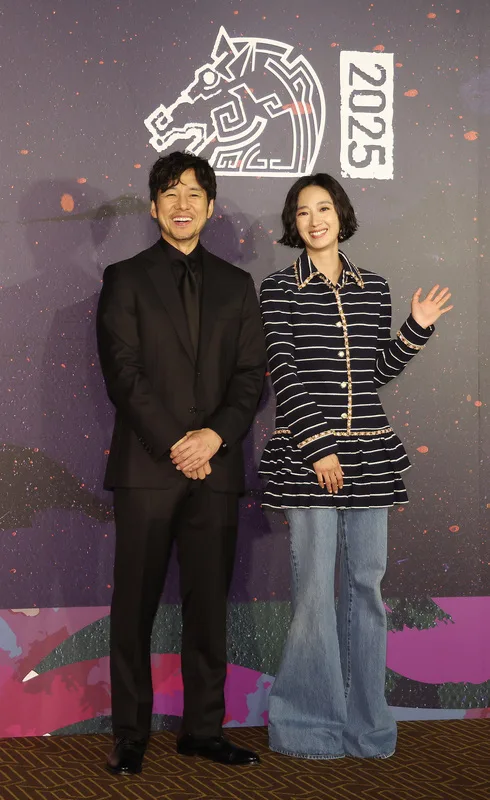 日本金像獎影帝西島秀俊（左）與金馬影后桂綸鎂（右）20日晚間2人合體亮相，今日典禮兩位將同台頒獎。中央社