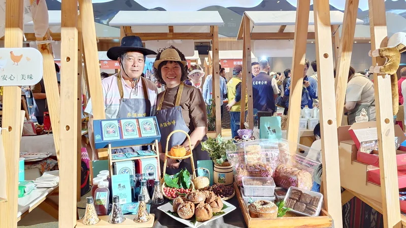 嘉義縣「光躍嘉義．百大嘉選榜」票選活動邀請全縣18鄉鎮市店展示自家招牌美食，梅山井頂咖啡莊園以成熟咖啡豆的皮研磨成粉加入糕點中，非常具地方特色。中央社