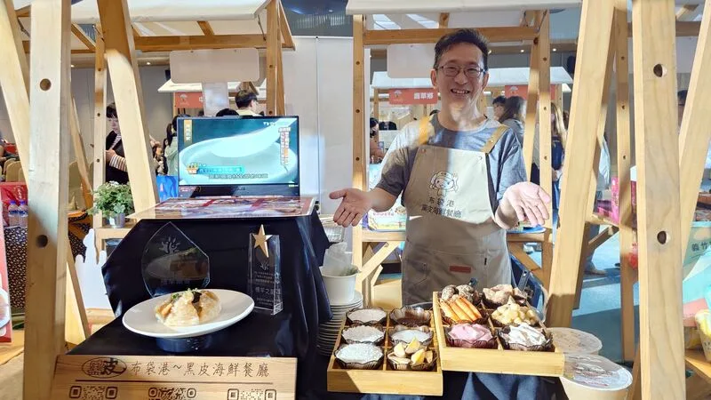 嘉義縣「光躍嘉義‧百大嘉選榜」票選活動24日舉辦記者會，邀請全縣18鄉鎮市店家展示自家招牌美食，布袋巨無霸肉丸也現身。中央社