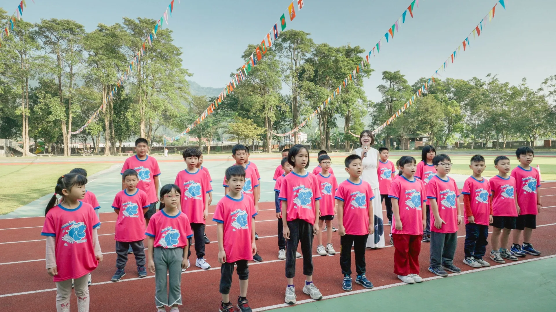 邱淑蟬與新威分校學生共創〈青春个位仔〉，並且拍攝MV。蟬聲慢行文化工作坊提供。蟬聲慢行文化工作坊提供