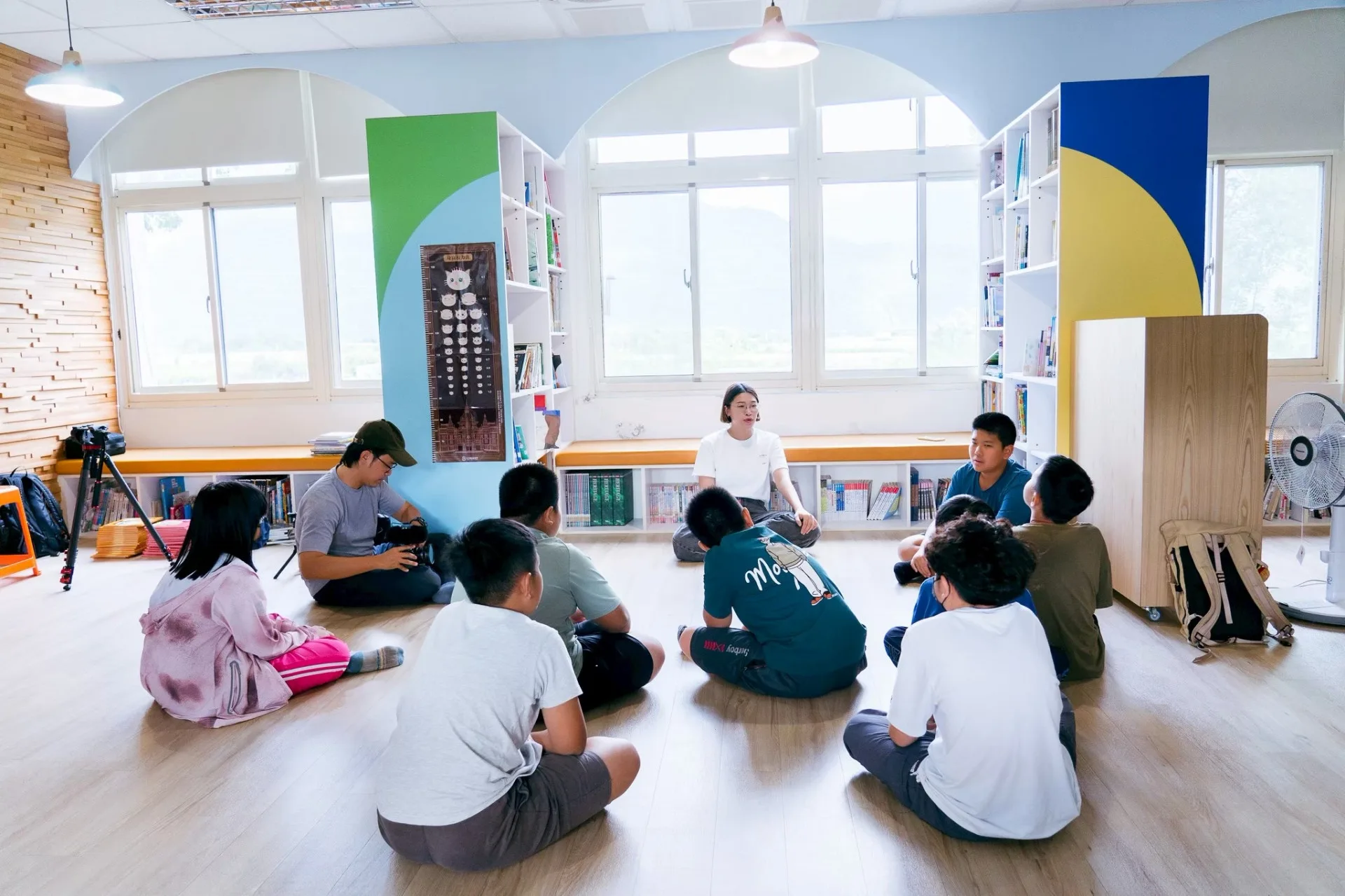 邱淑蟬與新威分校學生討論校園記憶，共創客語歌曲〈青春个位仔〉。蟬聲慢行文化工作坊提供