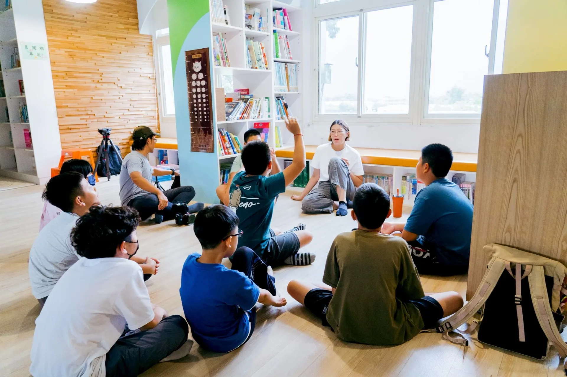 邱淑蟬與新威分校學生討論校園記憶，共創客語歌曲〈青春个位仔〉。蟬聲慢行文化工作坊提供